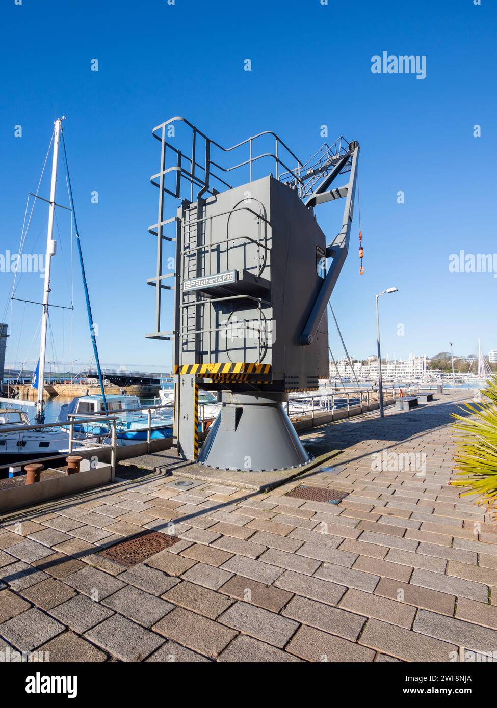 Gru Stothert & Pitt sul lato del porto presso il grado 1 elencato ex Navy Rotyal William Yard, Plymouth Foto Stock