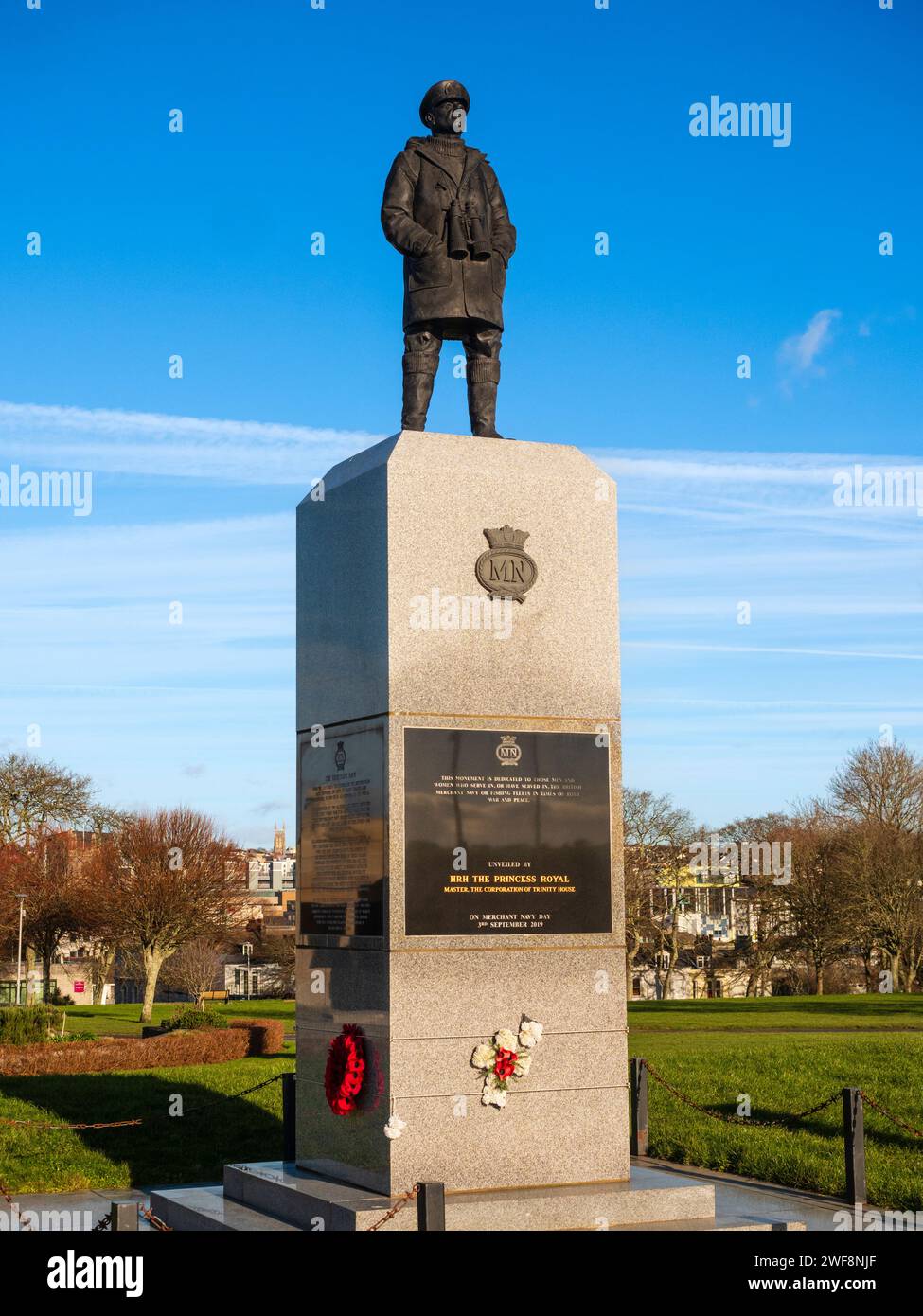 Il memoriale della marina mercantile del 2019 a Plymouth Hoe. Granito lucido con figura in bronzo di un orologiaio Foto Stock