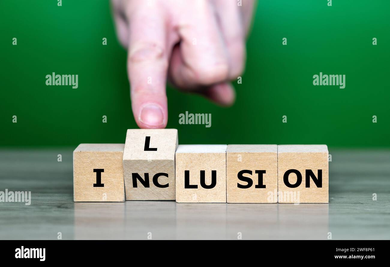 La mano ruota il cubo di legno e cambia la parola inclusione in illusione. Simbolo di inclusione non riuscita. Foto Stock