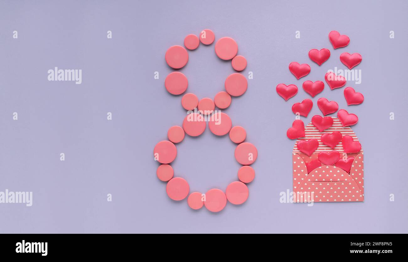 Figura otto di pulsanti rosa, busta con cuori. 8 marzo, giornata internazionale della donna. Foto Stock