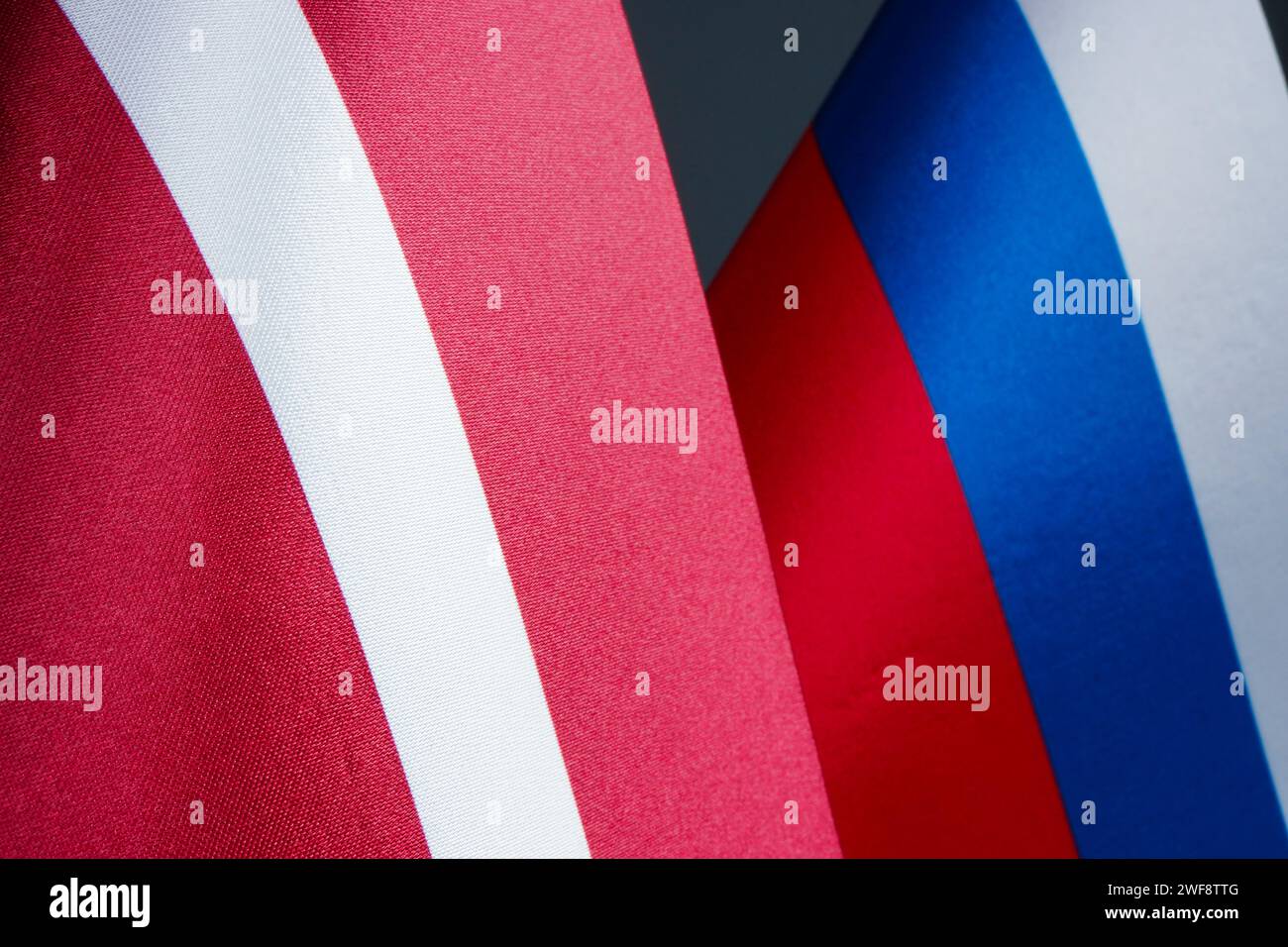 Piccole bandiere di Lettonia e Russia. Foto Stock