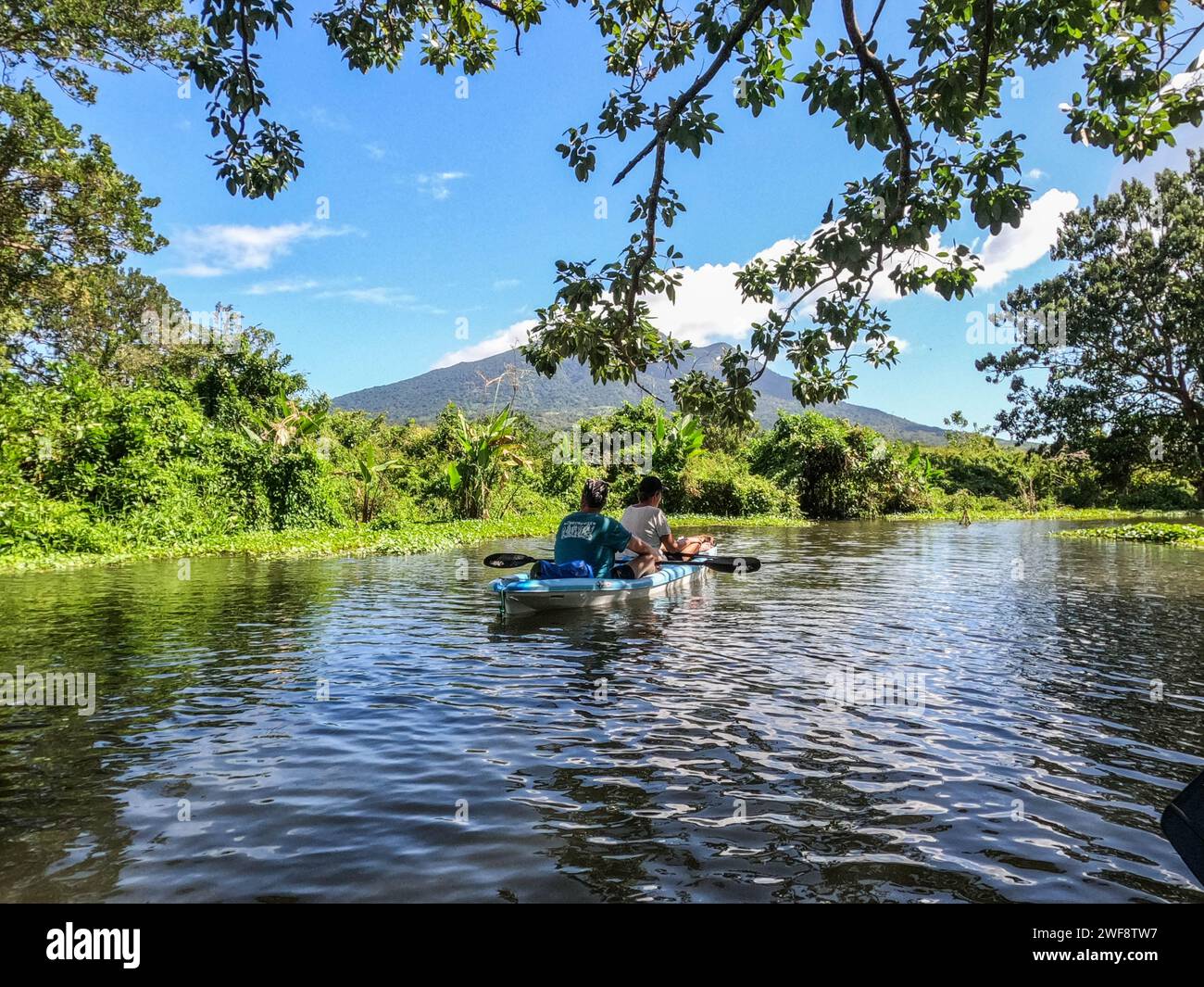 Kayak sul Rio Istian, Isola di Ometepe, Nicaragua Foto Stock