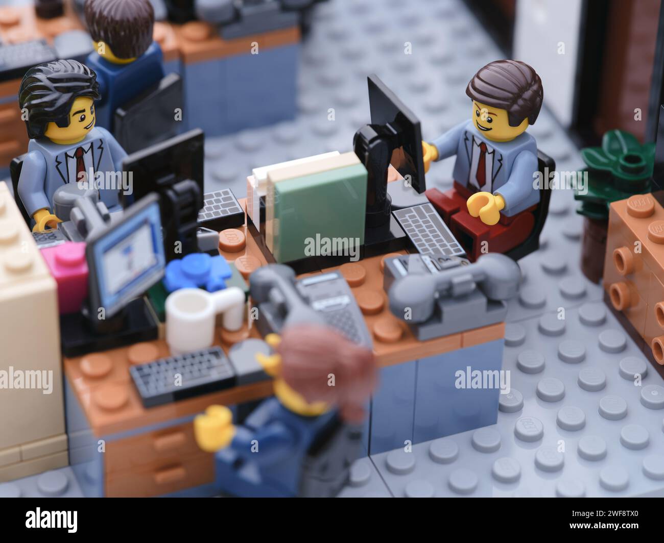 Tambov, Federazione Russa - 25 gennaio 2024 Lego business person minifigures che lavorano in un ufficio. Foto Stock
