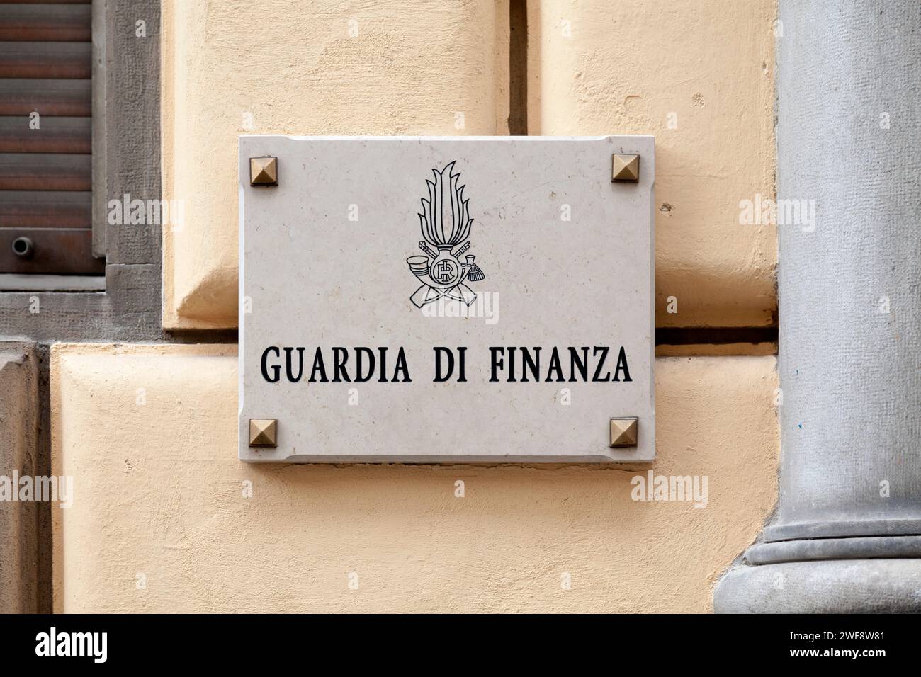 Trieste, Italia - 08 aprile 2019: Cartello marmoreo all'ingresso di una stazione di polizia finanziaria "Guardia di finanza". Foto Stock