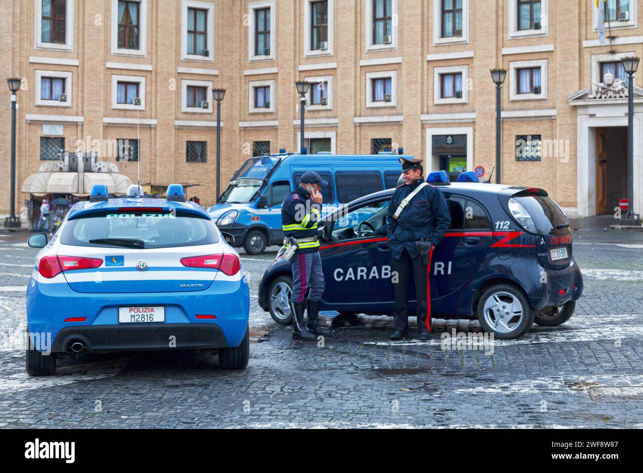 Piazza Papa Pio XII, città del Vaticano - 20 marzo 2018: Un poliziotto e un carabiniere chiacchierano accanto alla rispettiva auto. Foto Stock
