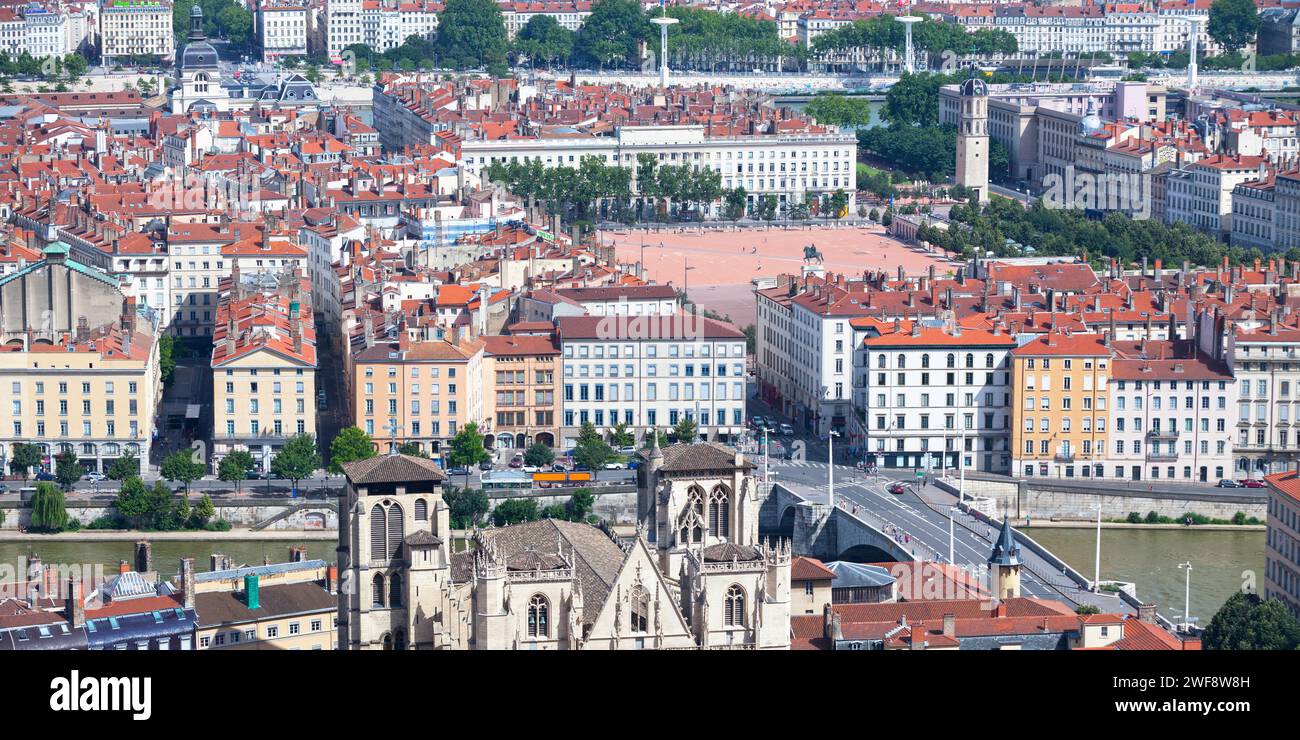 Lione, Francia - 10 giugno 2018: Vista aerea della cattedrale di Lione (in francese: Cathédrale Saint-Jean-Baptiste de Lyon) con Place Bellecour, il Clocher Foto Stock