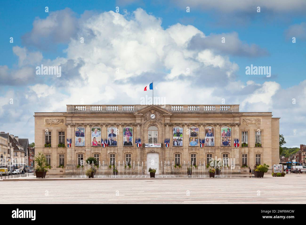 Beauvais, Francia - 24 agosto 2020: Il municipio di Beauvais si trova nel centro della città. Ospita i servizi amministrativi e politici dell'ic Foto Stock