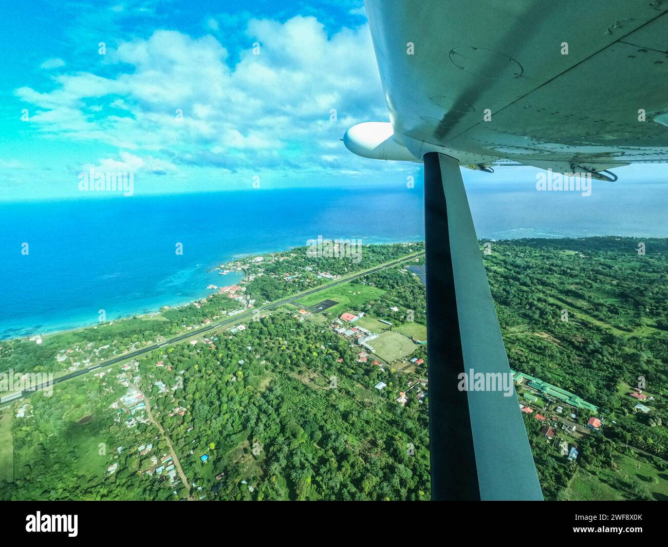 Volare con una piccola Cessna che lascia Big Corn Island, Nicaragua Foto Stock