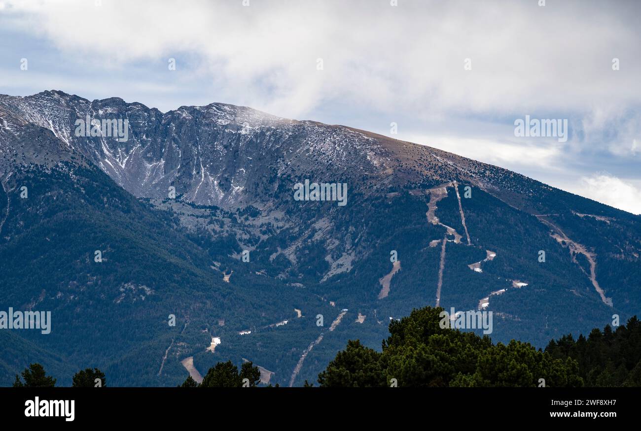 Crisi per l'industria sciistica - stagione di gennaio, e nessuna neve nei Pirenei Orientales, Francia Foto Stock