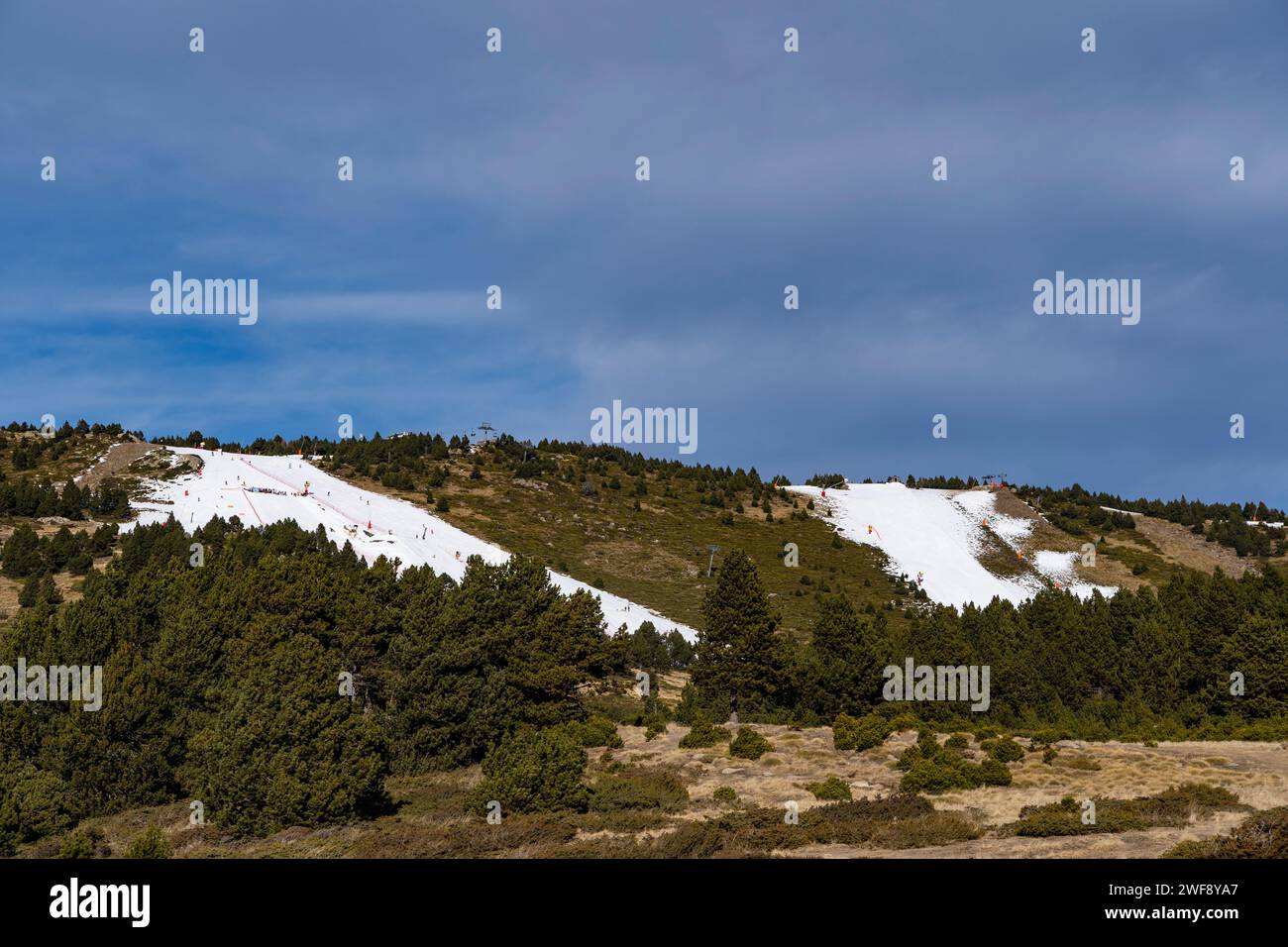 Crisi per l'industria sciistica - stagione di gennaio, e nessuna neve nei Pirenei Orientales, Francia Foto Stock