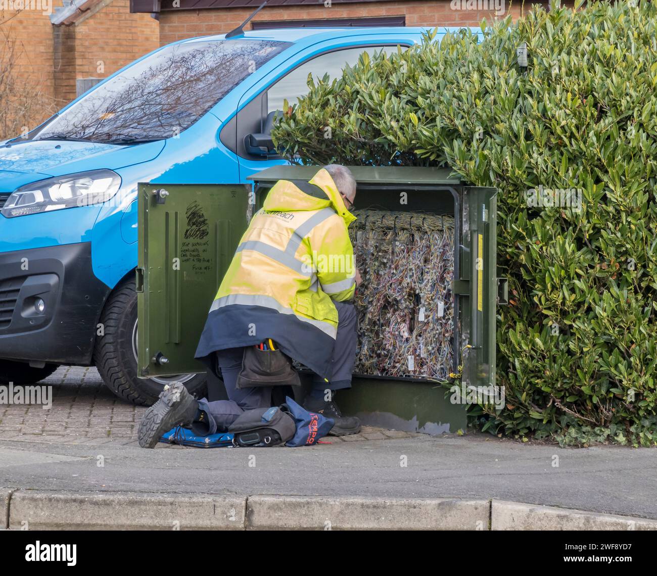 Ingegnere Openreach che lavora nella scatola di collegamento dei cavi Foto Stock