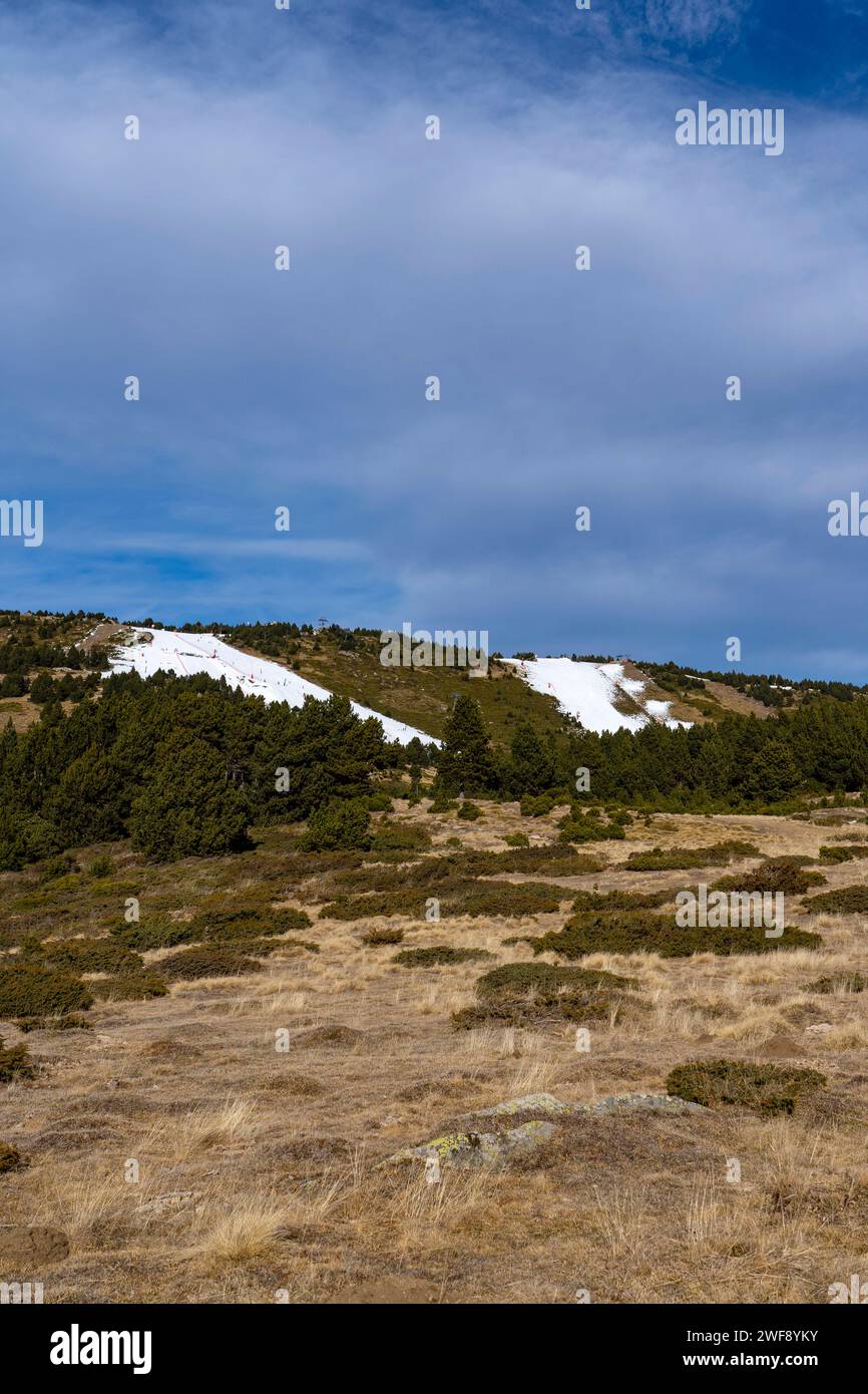 Crisi per l'industria sciistica - stagione di gennaio, e nessuna neve nei Pirenei Orientales, Francia Foto Stock