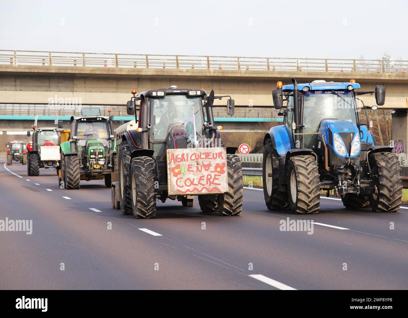 © D TOUCHART/MAXPPP - 29/01/2024 - MANIFESTATION DES AGRICULTEURS Agricolteurs A1 entre arsy et senlis la protesta degli agricoltori francesi continua il 29 gennaio 2024 credito: MAXPPP/Alamy Live News Foto Stock