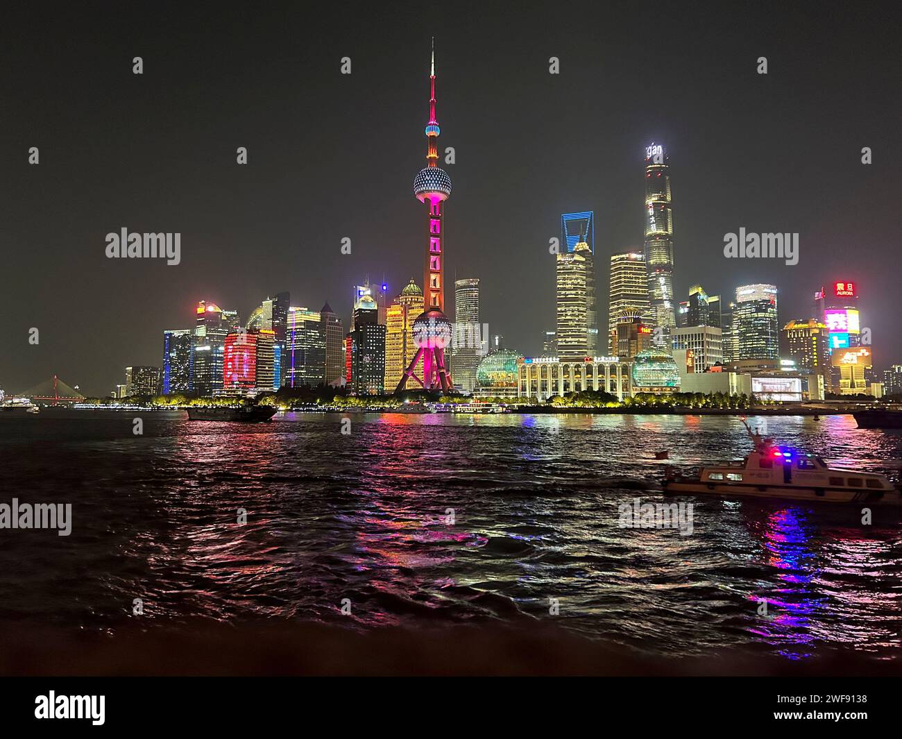 Shanghai, Cina, Vista panoramica, skyline, centro città, architettura moderna, edifici per uffici, Pudong, notte, luci, panoramica sul fiume Huangpu Foto Stock