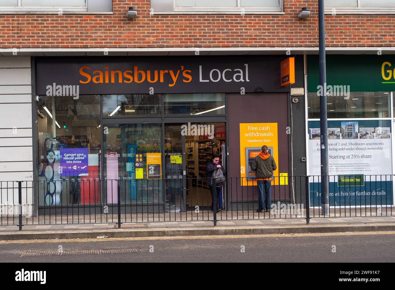 Maidenhead, Berkshire, Regno Unito. 29 gennaio 2024. Un bancomat della Sainsbury's Bank a Maidenhead, Berkshire. La Sainsbury's deve chiudere la sua divisione bancaria e continuare a concentrarsi sul suo core business alimentare. Il gigante dei supermercati ha affermato che sta pianificando un "ritiro graduale" dal suo core business bancario, ma ha affermato che i 1,9 milioni di clienti del servizio non vedranno cambiamenti immediati. La Sainsbury's Bank offre attualmente prestiti, carte di credito e conti di risparmio. Credito: Maureen McLean/Alamy Foto Stock