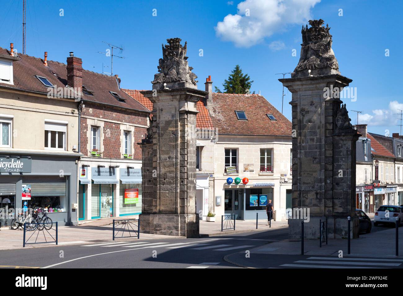 Crépy-en-Valois, Francia - maggio 25 2020: Resti della porte de Paris, la cui costruzione ebbe luogo tra il 1788 e il 1792. Foto Stock