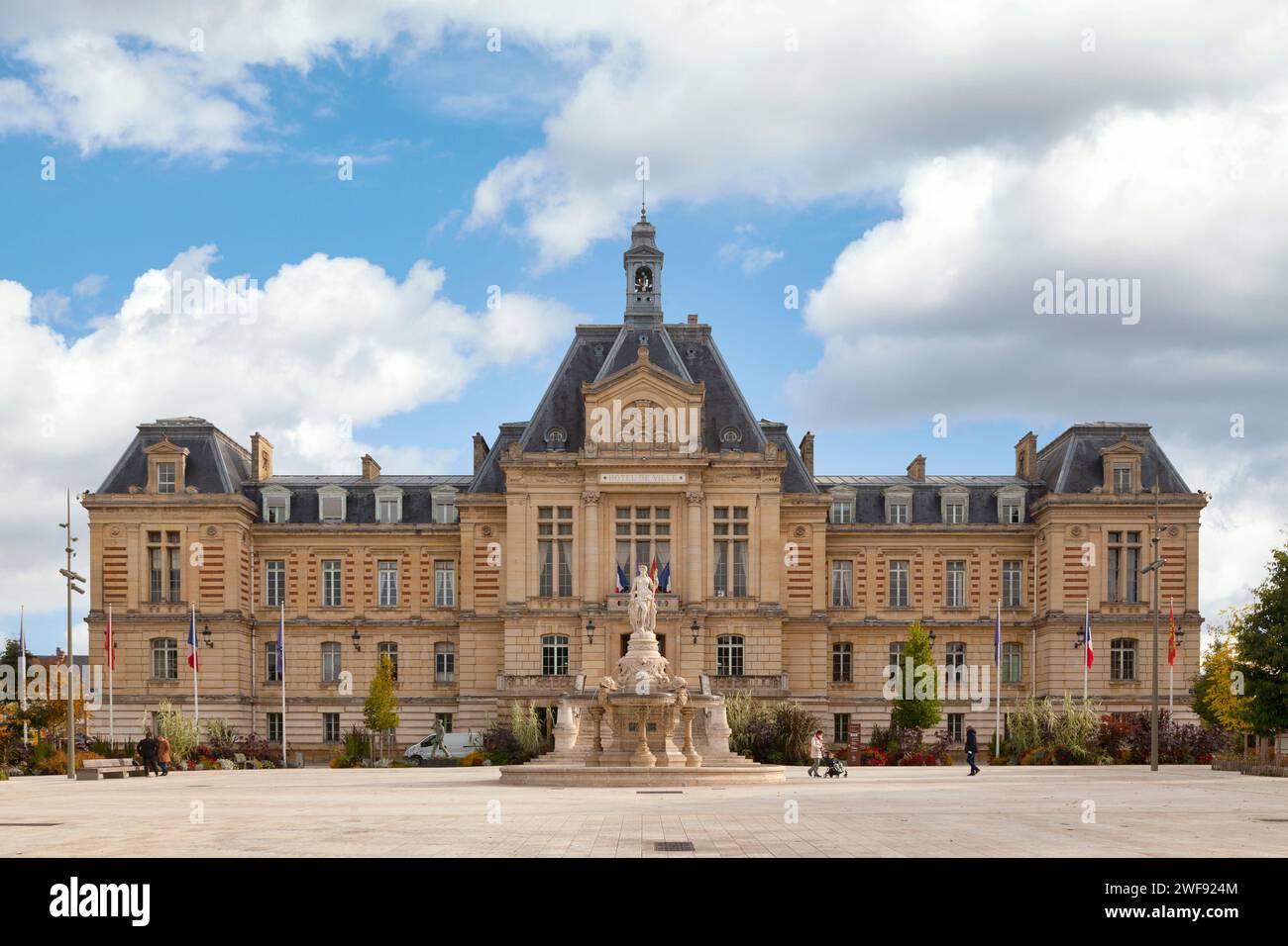 Evreux, Francia - 18 ottobre 2021: La fontana monumentale di Évreux o fontana del municipio, è una fontana del 1882, adornata con una marmapiede Foto Stock