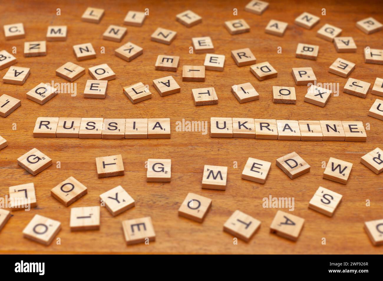 lettere di russia e ucraina su sfondo di legno Foto Stock