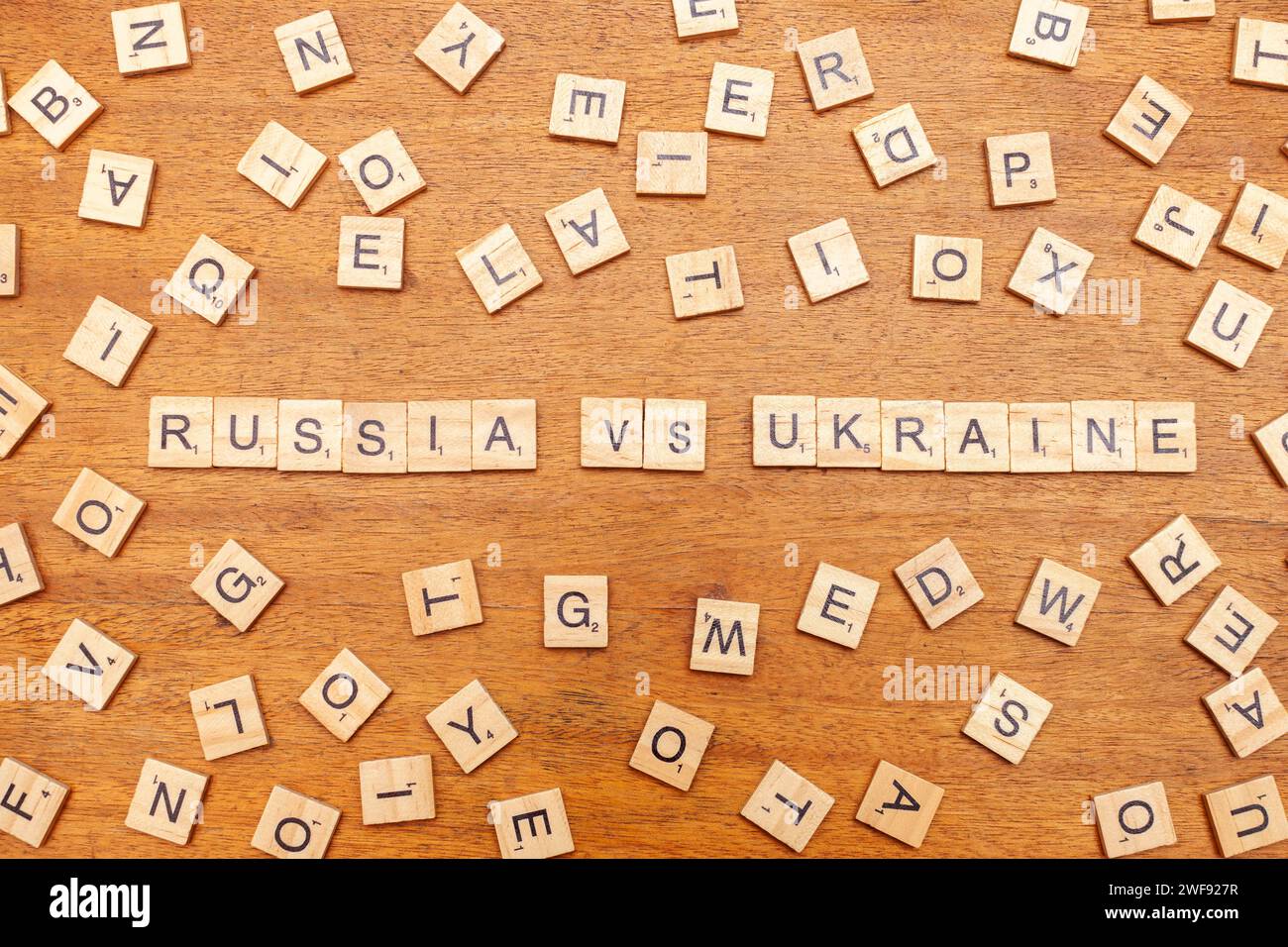 lettere di russia e ucraina su sfondo di legno Foto Stock