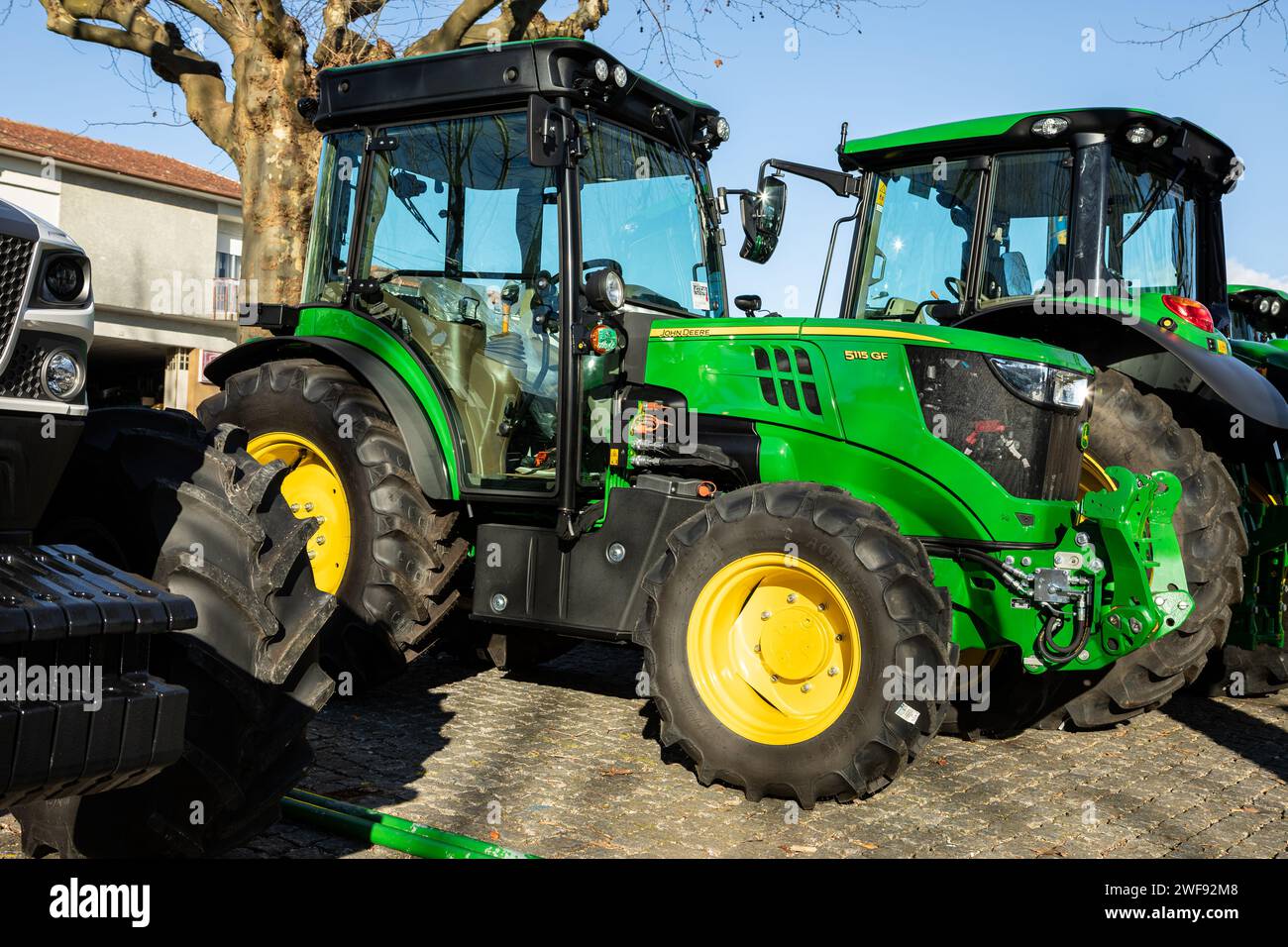 Prado, Portogallo - 19 gennaio 2024: John Deere 5115 GF Tractor esposto ad una fiera agricola Foto Stock