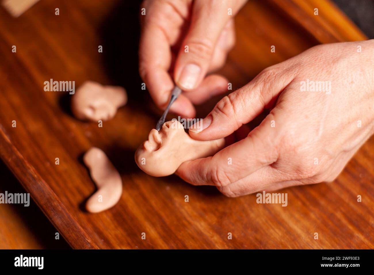 realizzare una scultura con l'argilla modellante Foto Stock