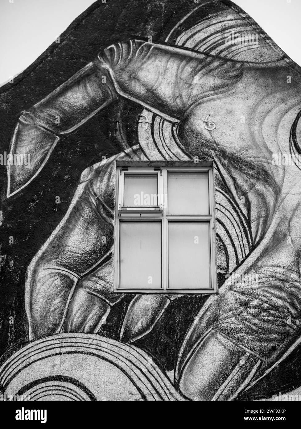 Una Street art in bianco e nero intorno alla finestra Foto Stock