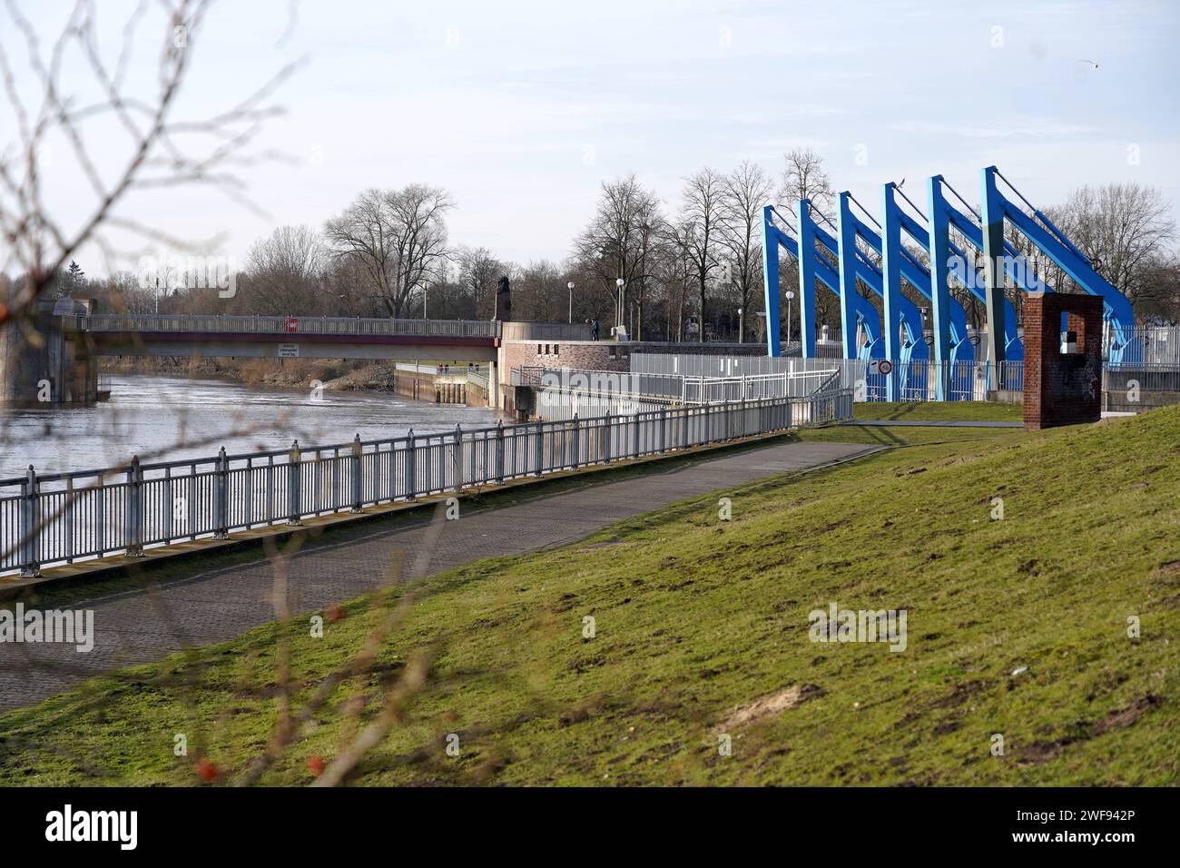 DAS 2011 eingeweihte Wasserkraftwerk am rechten Weserufer im Bremer Stadtteil Hemelingen, Ortsteil Hastedt. Die überwiegend unterirdische Zehn-Megawatt-Anlage wurde neben dem Weserwehr errichtet. Von 1911 bis 1987 hatte hier ein Acht-Megawatt-Wasserkraftwerk gestanden, gekoppelt mit einem Weserwehr. Nach dem Abriss der gesamte Anlage wurde das Wehr Bald durch einen Neubau ersetzt, das Kraftwerk aber erst nach jahrzehntelangem Hin und Her. Einen Bieterwettbewerb der Bremer Umweltbehörde für den Kraftwerksbau gewann 2002 ein Firmenkonsortium aus dem Greenpeace-Ableger Planet Energy und der Breme Foto Stock