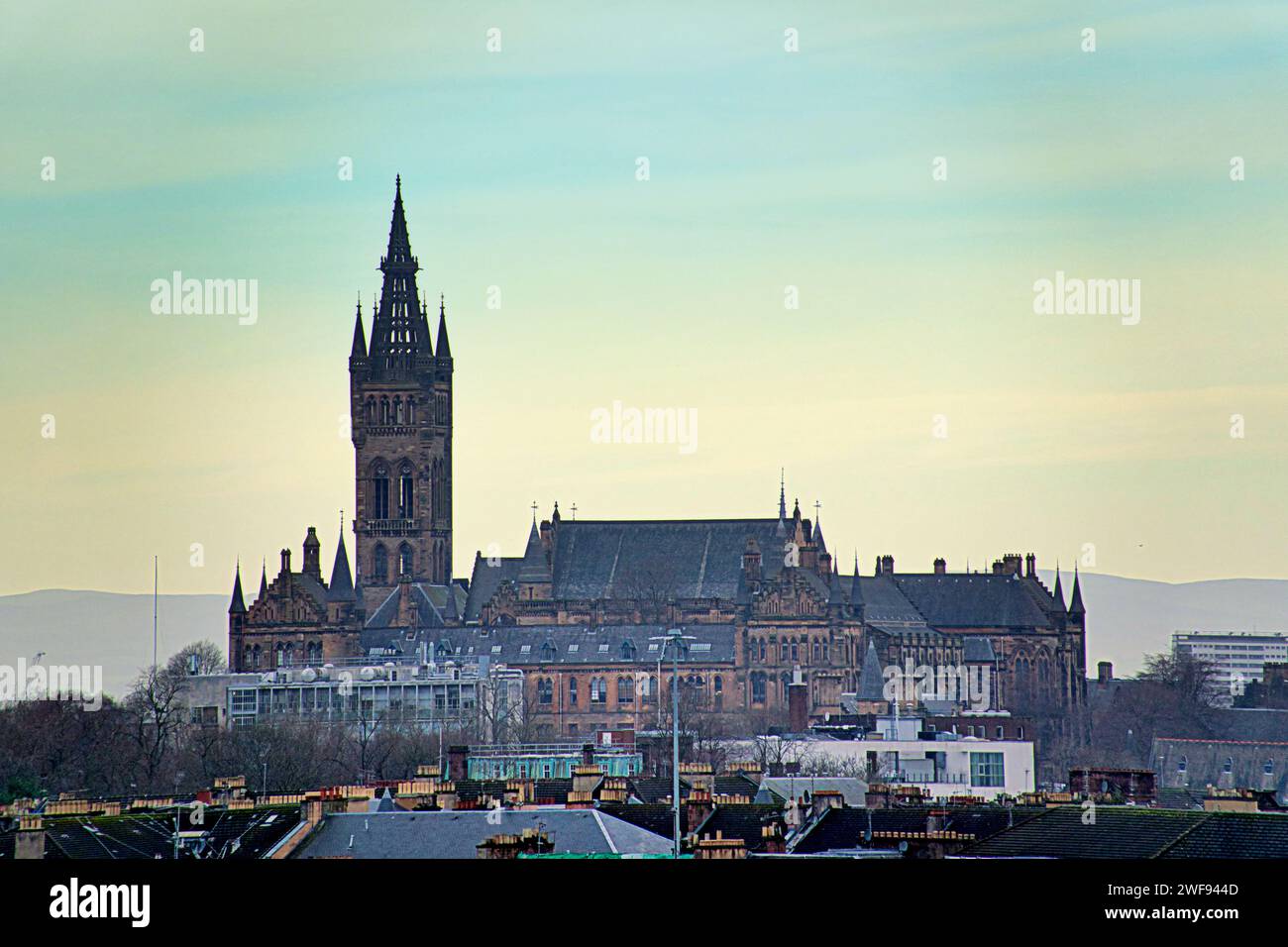 Glasgow, Scozia, Regno Unito. 29 gennaio 2024. Tempo nel Regno Unito: Una giornata calda ha visto l'università di glasgow su gilmorehill. Credit Gerard Ferry/Alamy Live News Foto Stock