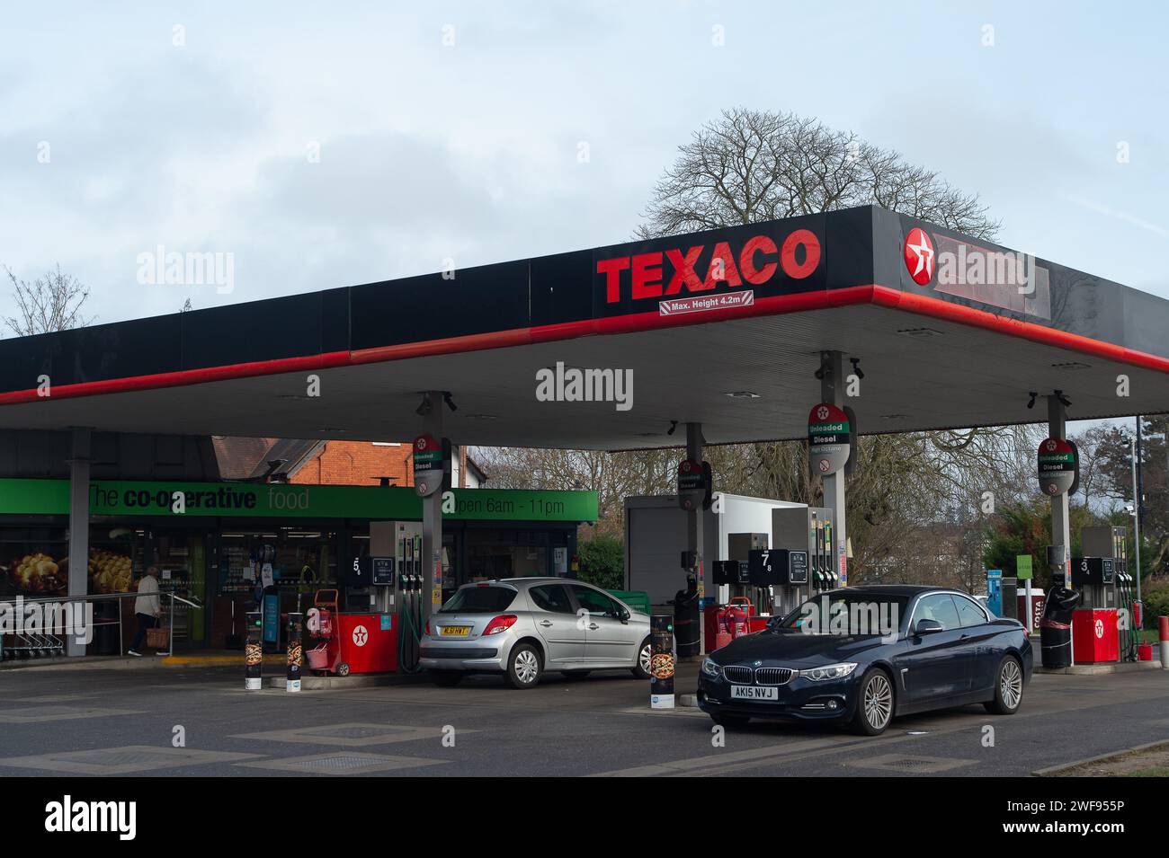 Maidenhead, Berkshire, Regno Unito. 29 gennaio 2024. Una stazione di servizio Texaco a Maidenhead, Berkshire. Secondo il Dipartimento per la sicurezza energetica e Net Zero, il Regno Unito è il nono paese più costoso dell'UE per i prezzi della benzina. Credito: Maureen McLean/Alamy Foto Stock