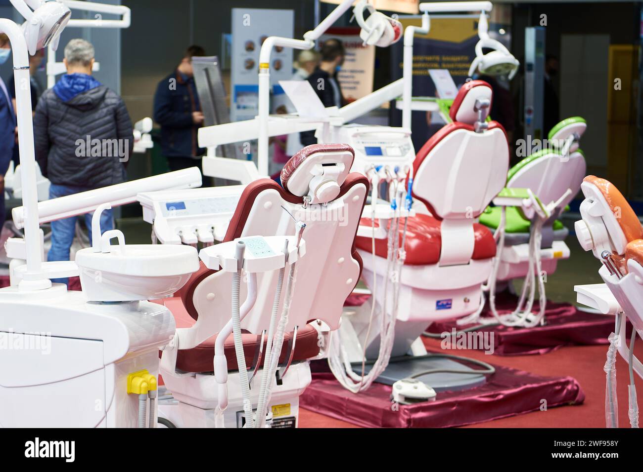 Sedia dentale e attrezzature cliniche alla mostra Foto Stock