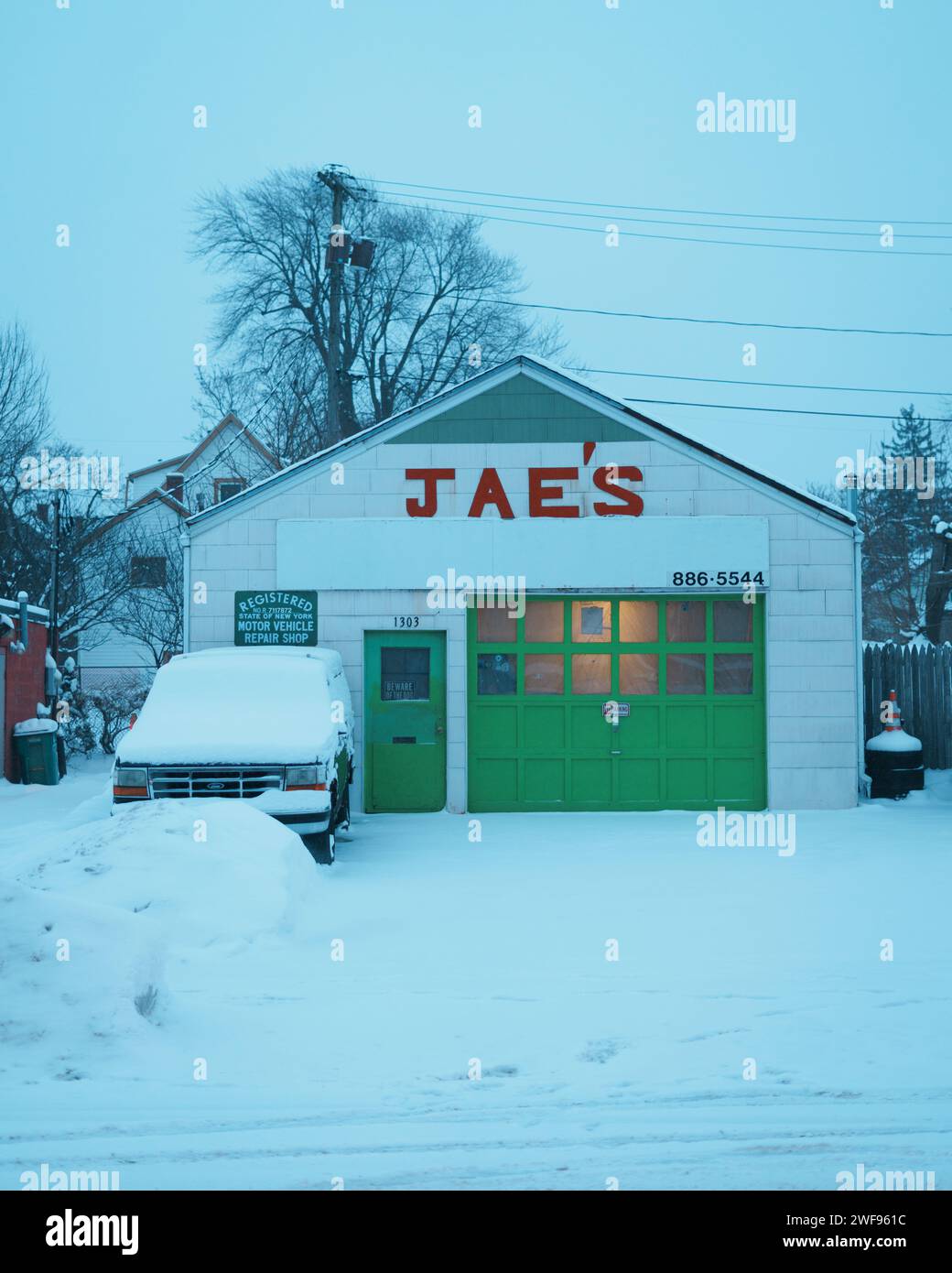 Jaes garage in una giornata invernale innevata, Buffalo, New York Foto Stock