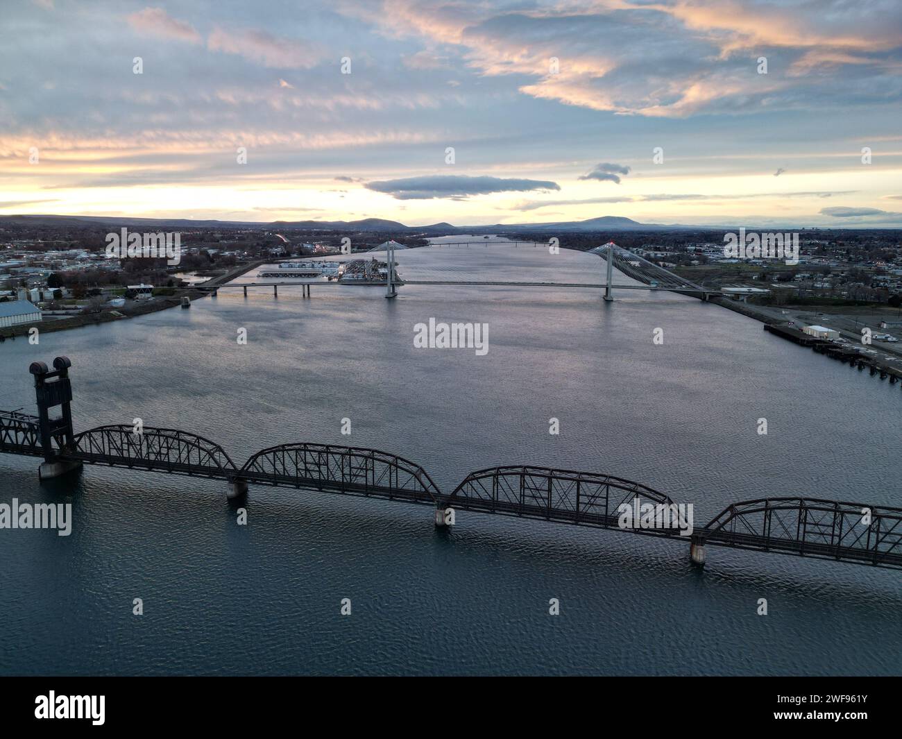 Crepuscolo o tramonto sopra il fiume Columbia con particolare attenzione al ponte Cable Bridge (ed Hendler). Foto Stock