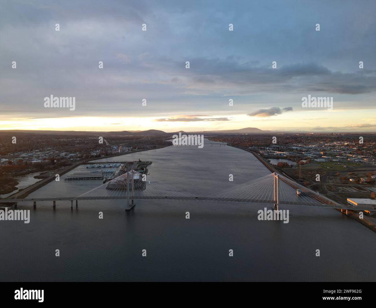 Crepuscolo o tramonto sopra il fiume Columbia con particolare attenzione al ponte Cable Bridge (ed Hendler). Foto Stock