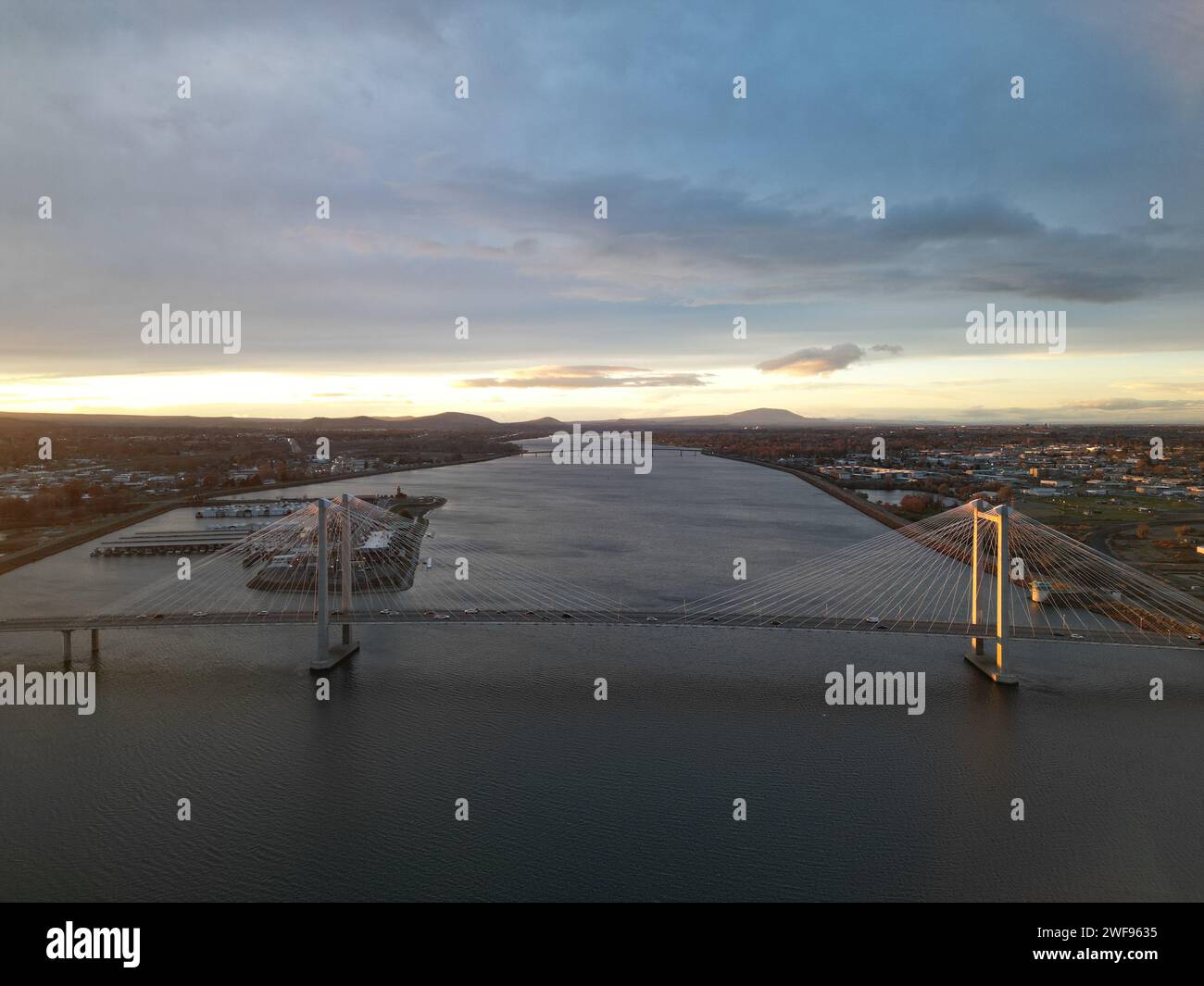 Crepuscolo o tramonto sopra il fiume Columbia con particolare attenzione al ponte Cable Bridge (ed Hendler). Foto Stock