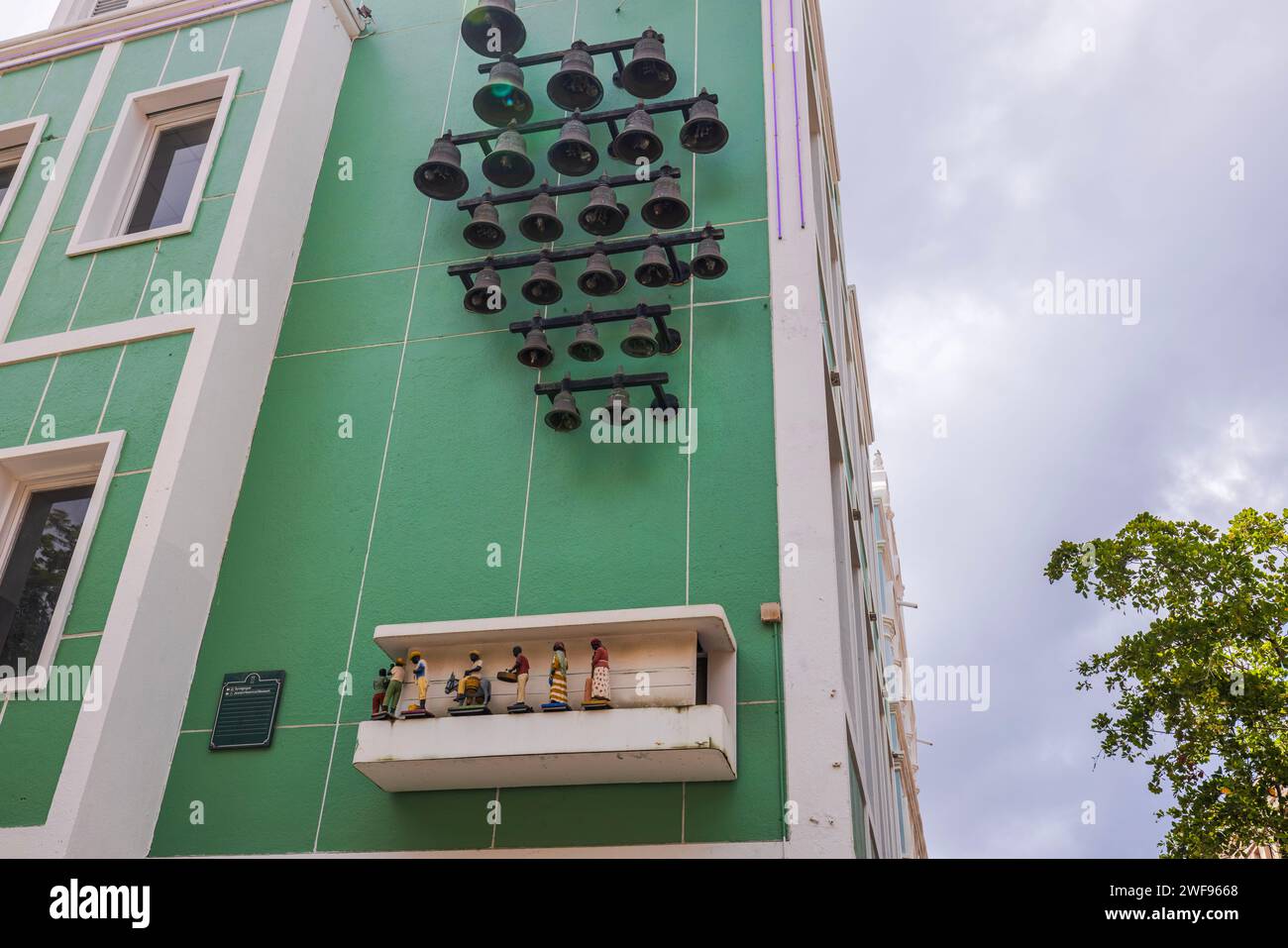 Incantevoli orologi sulla facciata verde della sinagoga Mikvé Israel-Emanuel a Willemstad. Il tempo si anima nella città di Curaao con suoni di campane e musica. Foto Stock