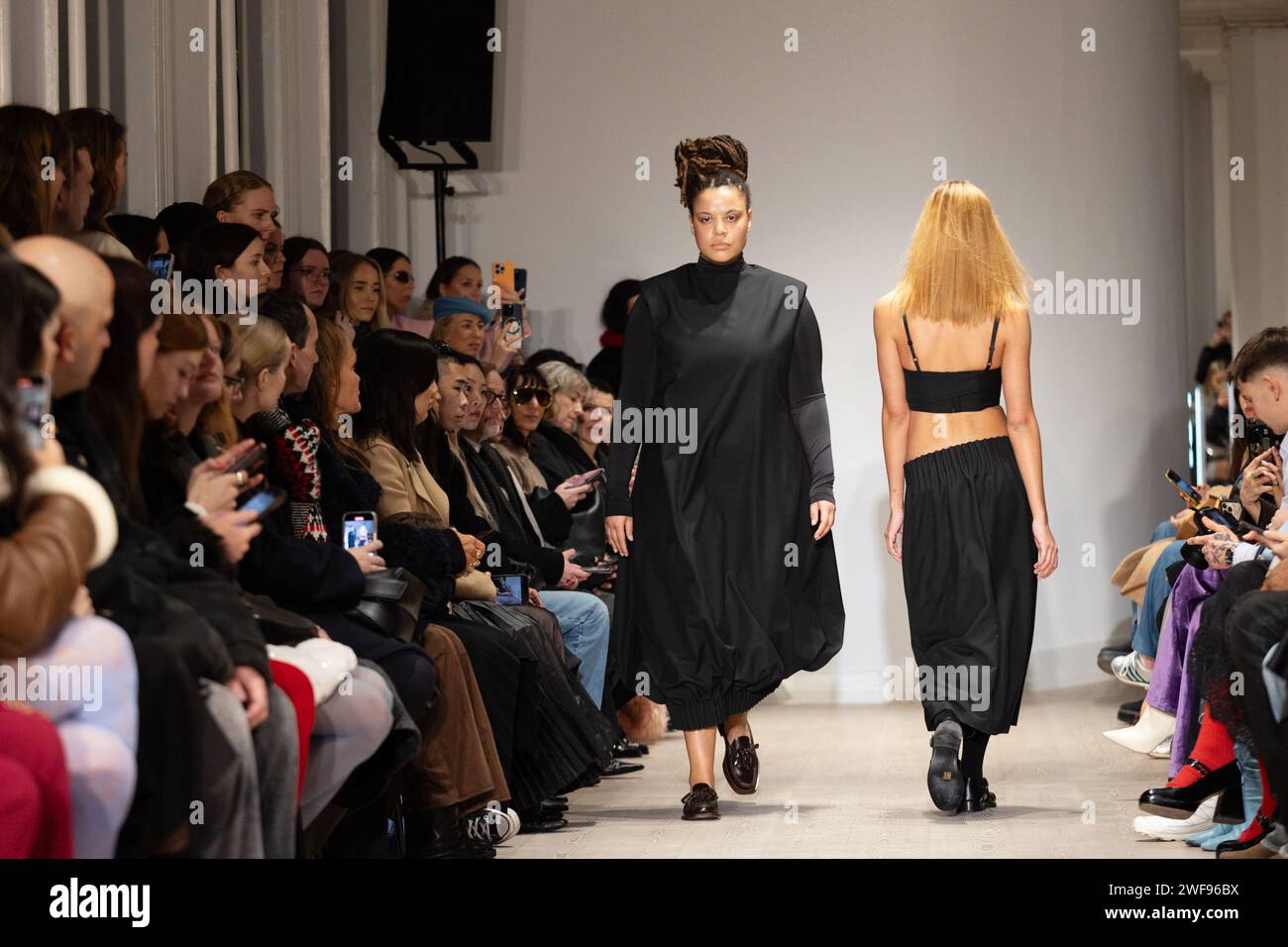 Copenhagen, Danimarca. 29 gennaio 2024. Modelle in passerella alla mostra collettiva Forza Autunno/Inverno 2024 nell'ambito della Copenhagen Fashion Week. Crediti: Katie Collins/EMPICS/Alamy Live News Foto Stock