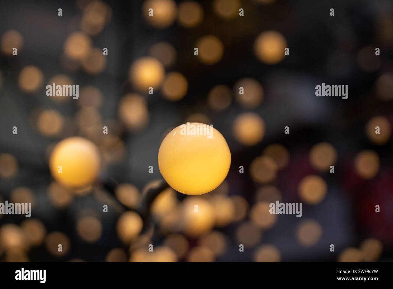 Luce circolare gialla e luci sfocate sfondo Foto Stock