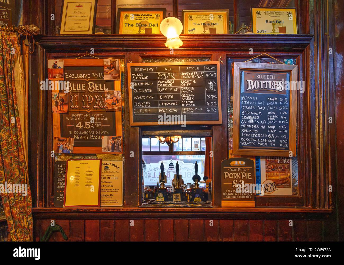 L'interno del Blue Bell Inn on Fossgate, un vecchio pub tradizionale nel centro di York, Inghilterra, Regno Unito Foto Stock