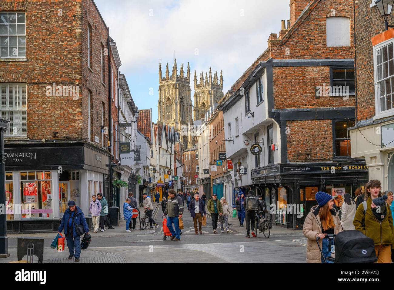 Ammira Low Petergate verso York Minster, York, Inghilterra, Regno Unito Foto Stock