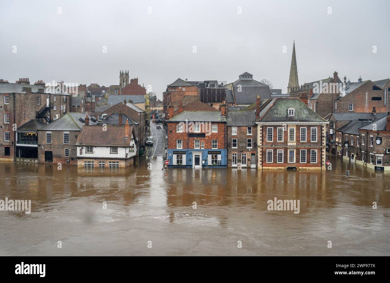 Il fiume Ouse nelle inondazioni vicino al ponte Ouse, York, Inghilterra, Regno Unito Foto Stock