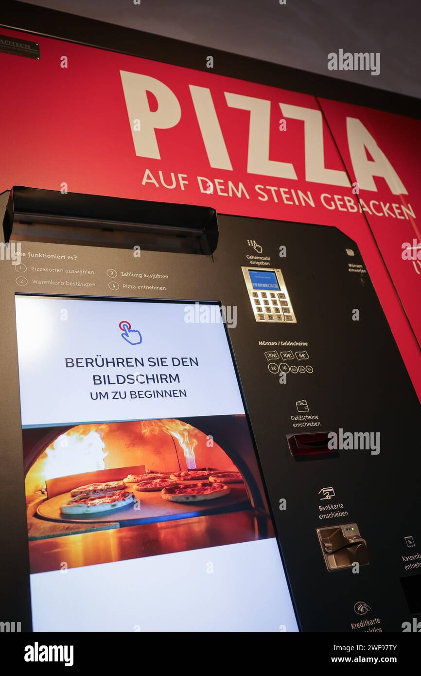 PRODUZIONE - 07 dicembre 2023, Schleswig-Holstein, Grömitz: C'è una macchina per la pizza in un chiosco distributori automatici sul lungomare. Foto: Christian Charisius/dpa Foto Stock