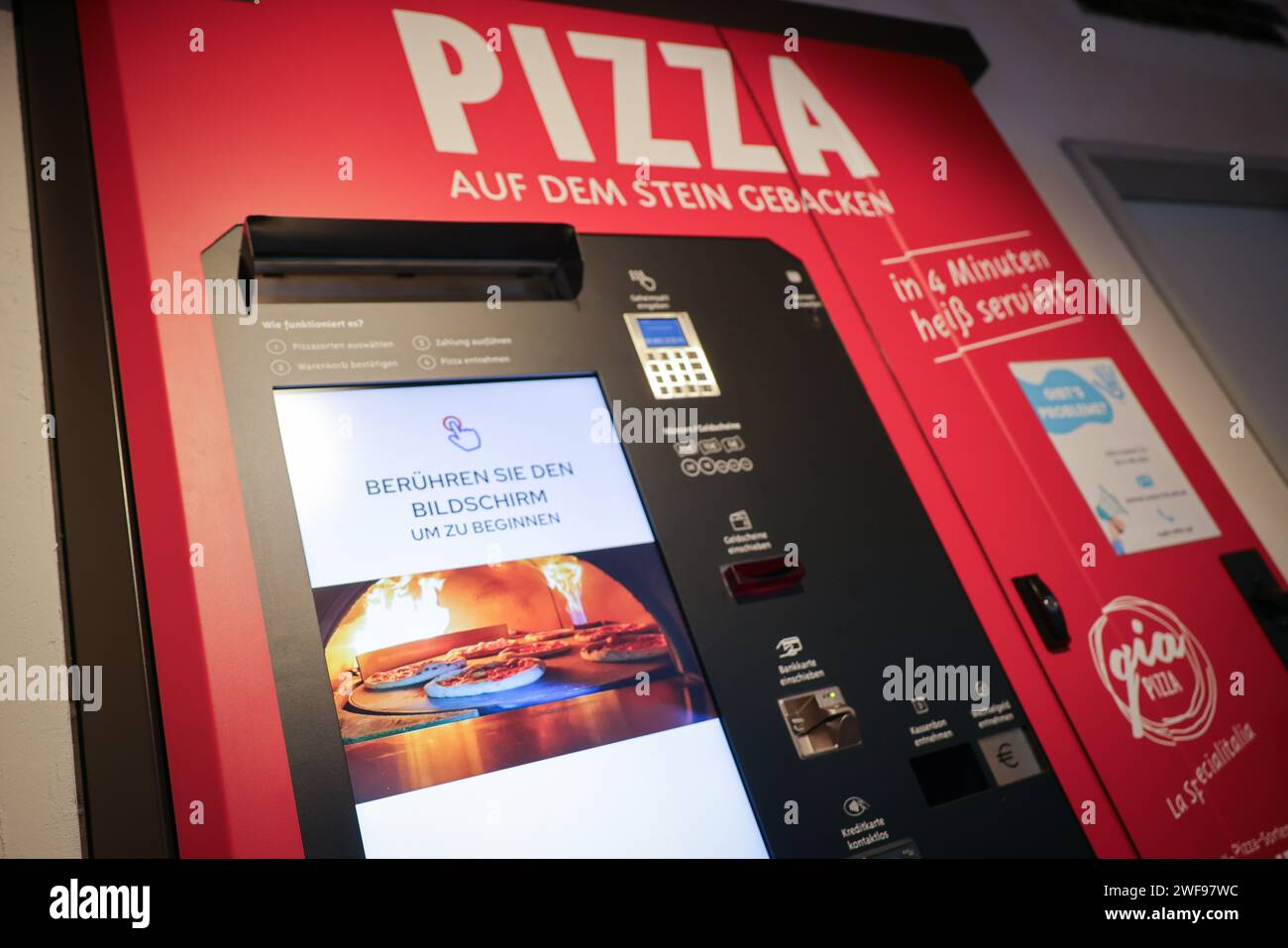 PRODUZIONE - 07 dicembre 2023, Schleswig-Holstein, Grömitz: C'è una macchina per la pizza in un chiosco distributori automatici sul lungomare. Foto: Christian Charisius/dpa Foto Stock