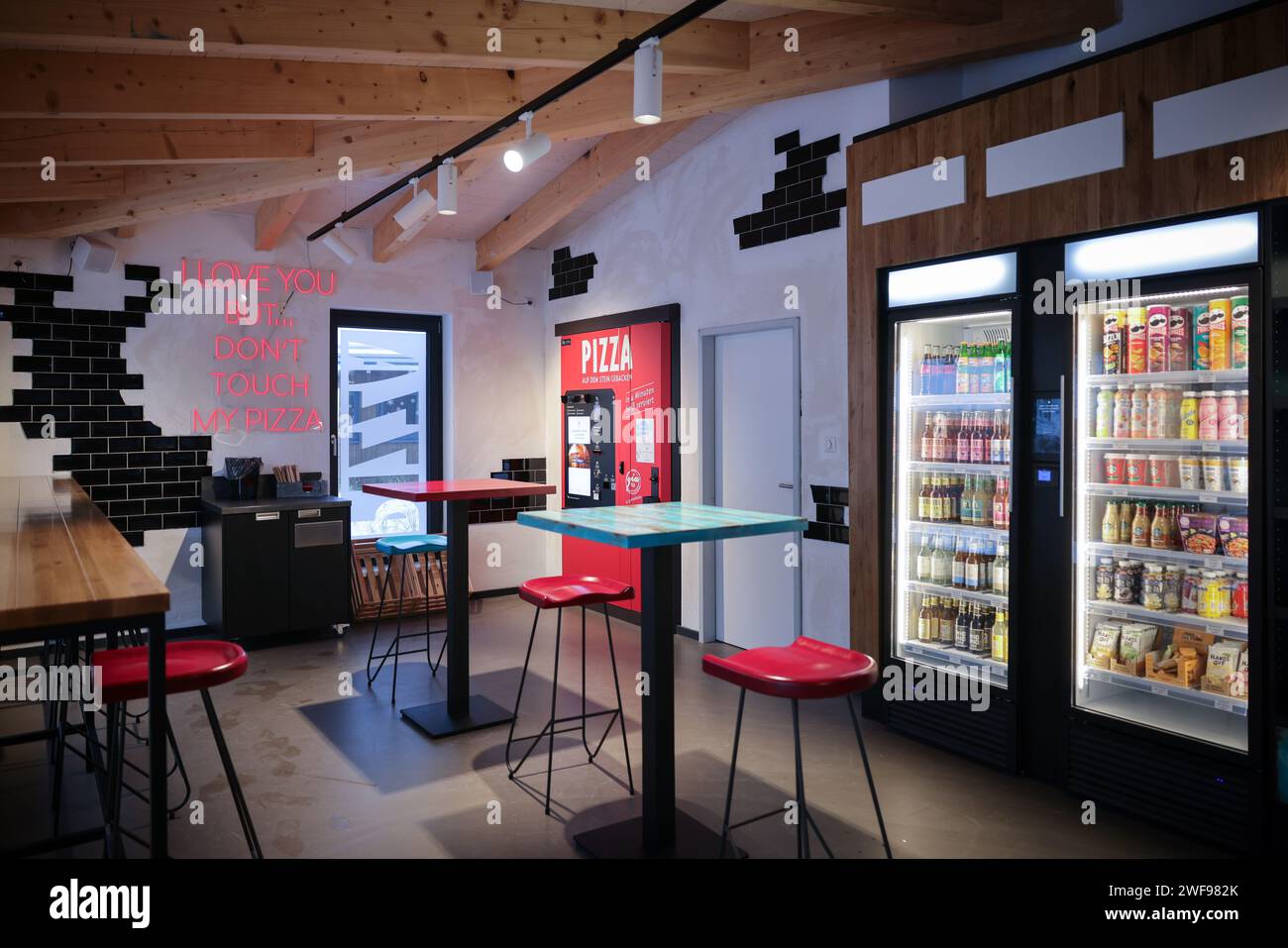 PRODUZIONE - 07 dicembre 2023, Schleswig-Holstein, Grömitz: Vista di un chiosco distributori automatici con macchina per la pizza sul lungomare. Foto: Christian Charisius/dpa Foto Stock