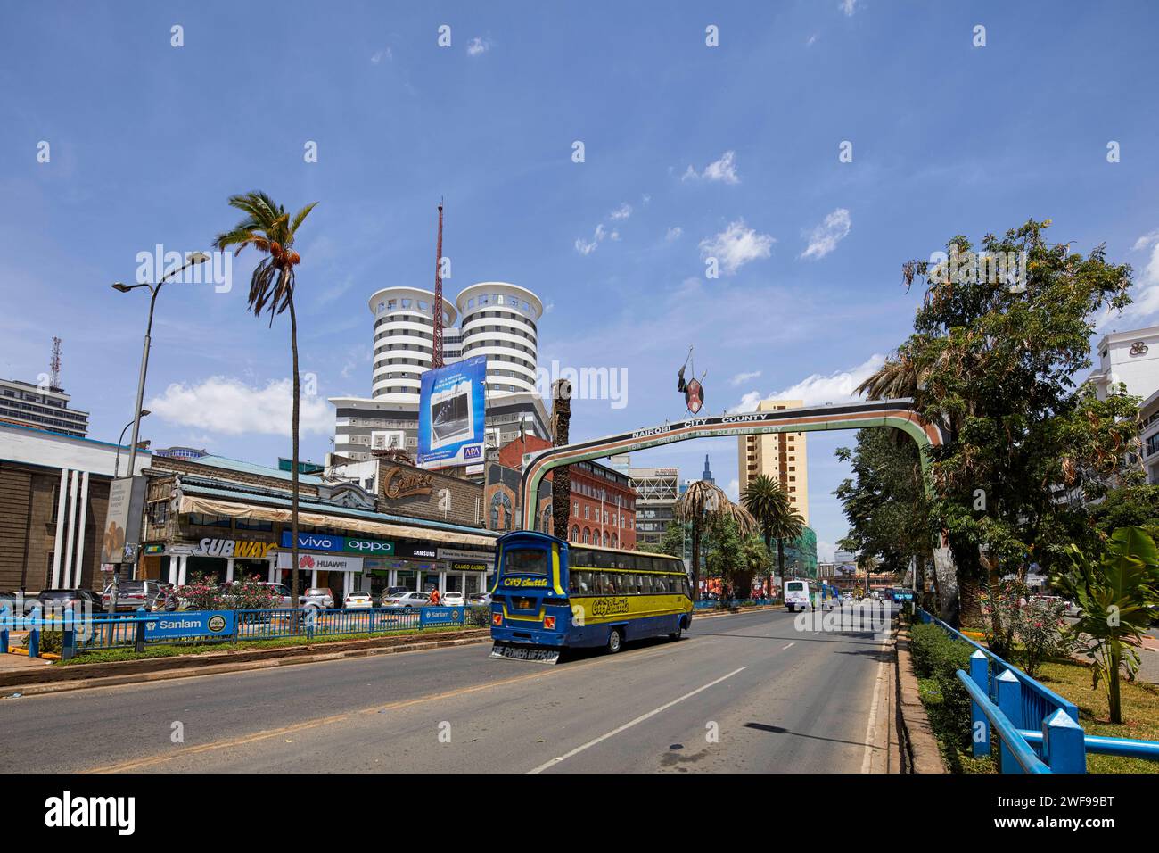 Nairobi City County Gate su Kenyatta Avenue a Nairobi, Kenya, Africa Foto Stock
