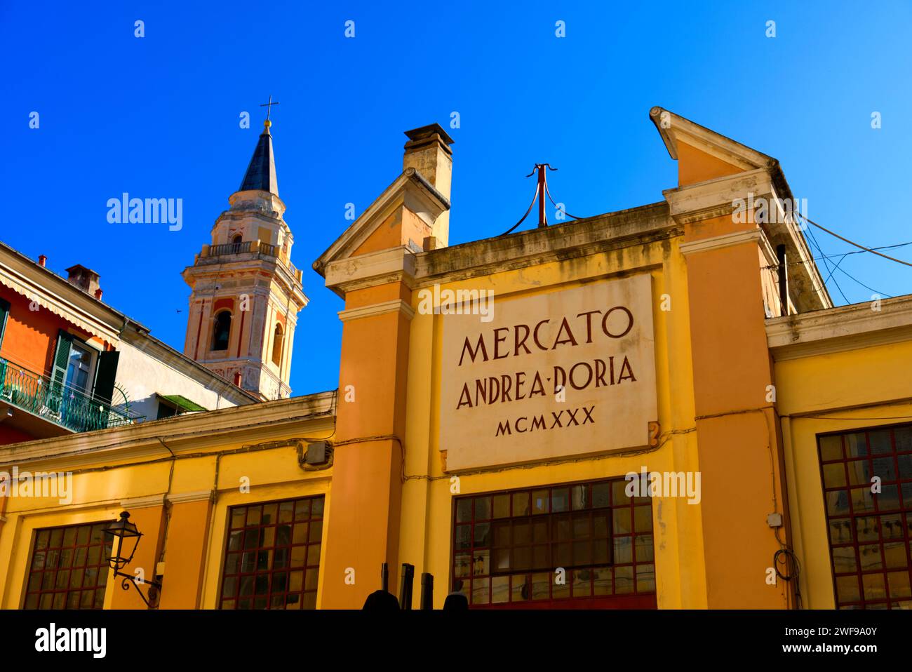 Imperia, Italia - 24 settembre 2023: Facciata dello storico mercato coperto dedicato ad Andrea Doria Foto Stock