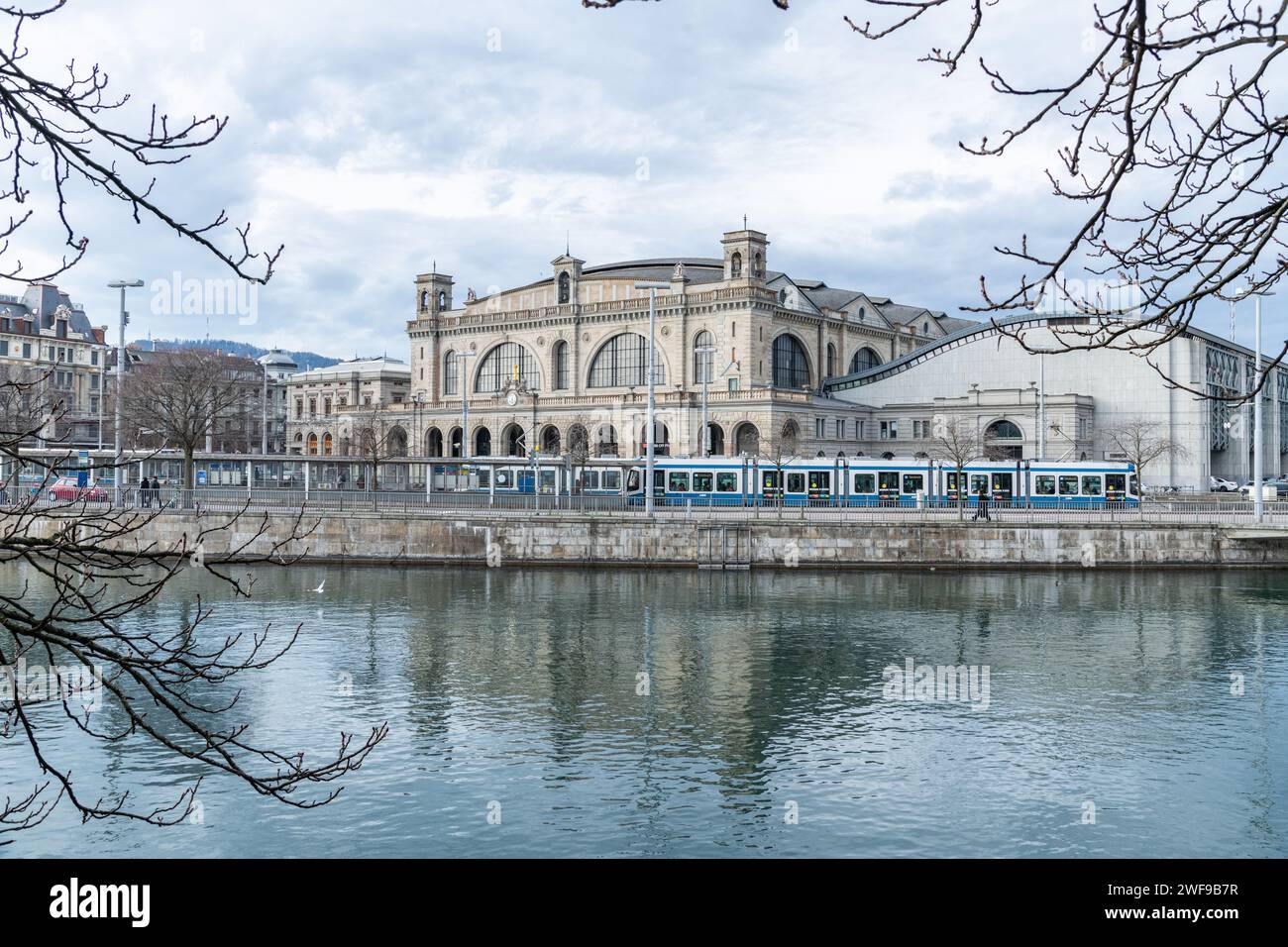 Vista dell'esterno della stazione ferroviaria Hauptbahnhof di Zurigo, Svizzera Foto Stock