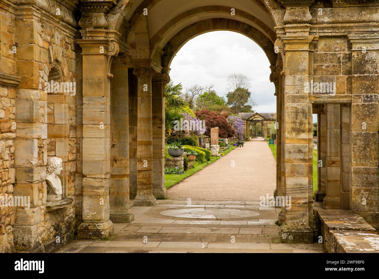 Regno Unito, Inghilterra Kent, Hever, Castello di Hever, giardino all'italiana con arco in pietra Foto Stock