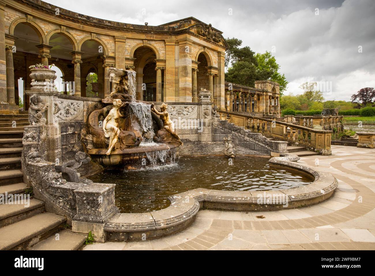Regno Unito, Inghilterra Kent, Hever, Hever Castle Garden Loggia, la cascata Foto Stock