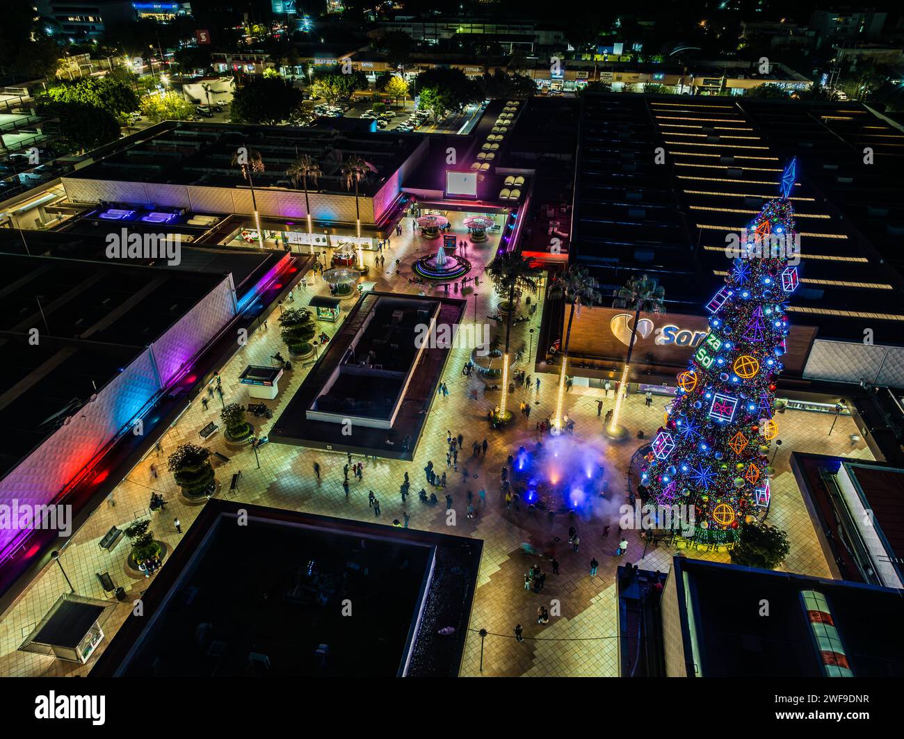 Un centro commerciale situato all'incrocio di Av. Lopez Mateos e Av. Mariano Otero, tra i comuni di Zapopan e Guadalajara. Foto Stock