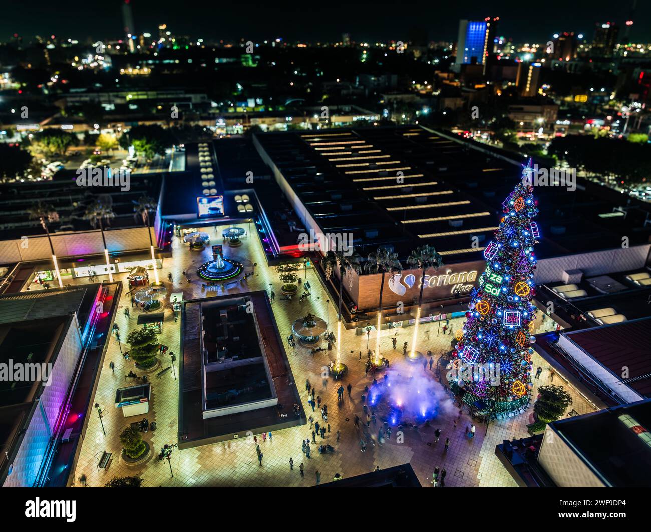 Un centro commerciale situato all'incrocio di Av. Lopez Mateos e Av. Mariano Otero, tra i comuni di Zapopan e Guadalajara. Foto Stock